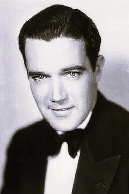 John Holland interpretando a Robert Mallon