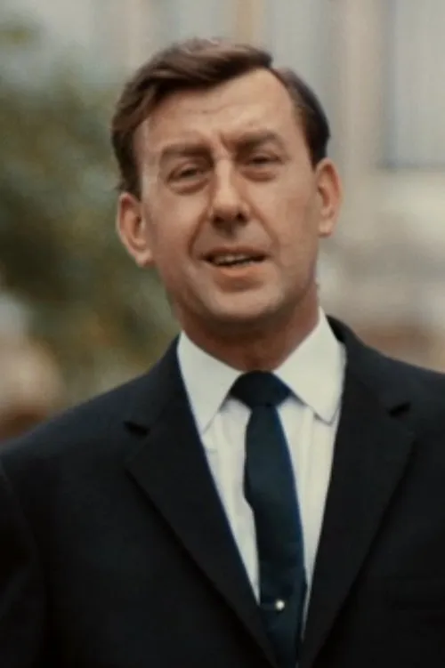 John Hussey interpretando a Plummer