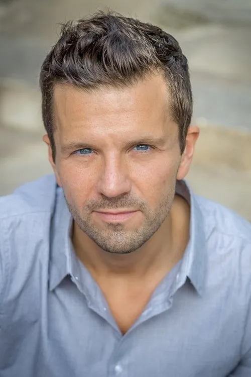 John J. Concado interpretando a Marc