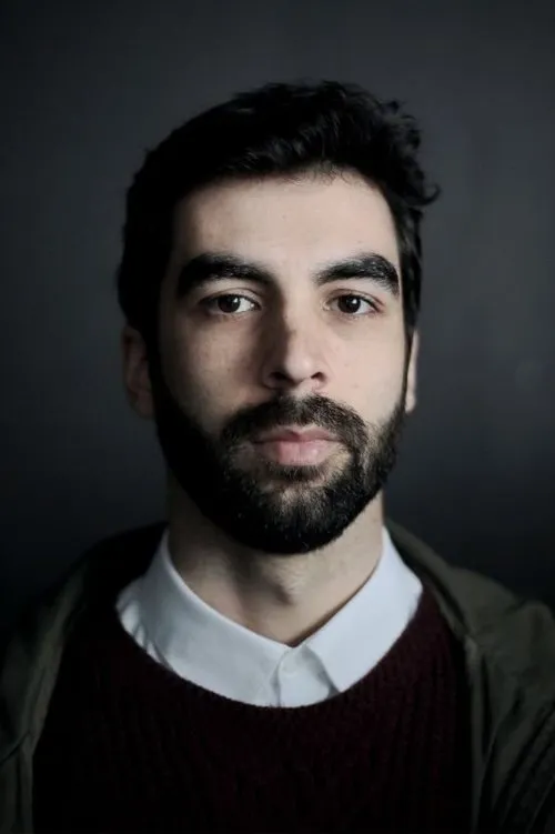 John Jesus Romão interpretando a Mendes (as John Romão)