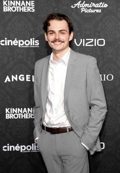 Jeffrey Azize ha trabajado con John Kinnane en 1 ocasiones