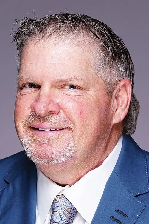 John Kruk interpretando a Broadcaster (voice)