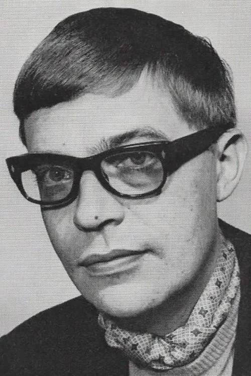 John Larsen interpretando a News Anchor