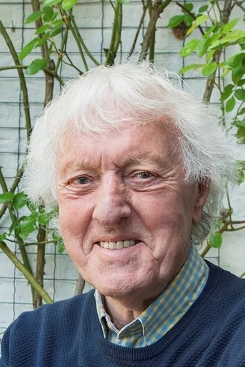 John Leddy interpretando a Adje