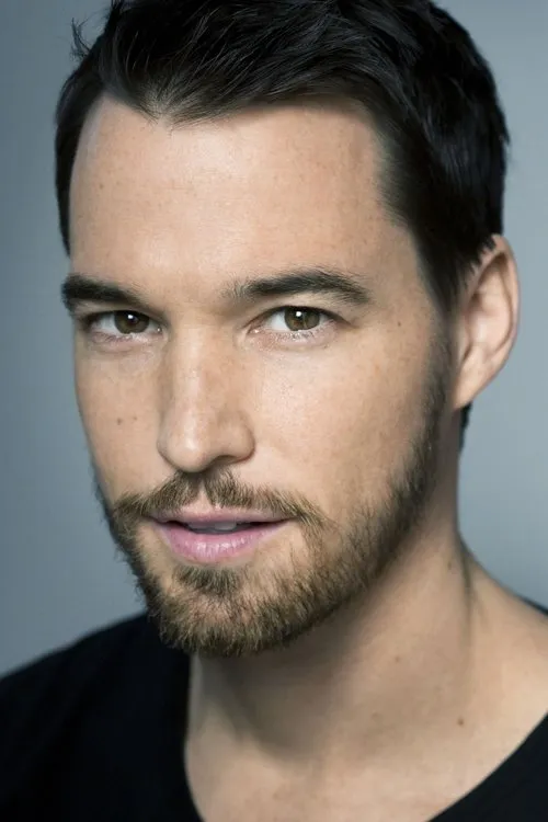 John Lyke interpretando a Dave