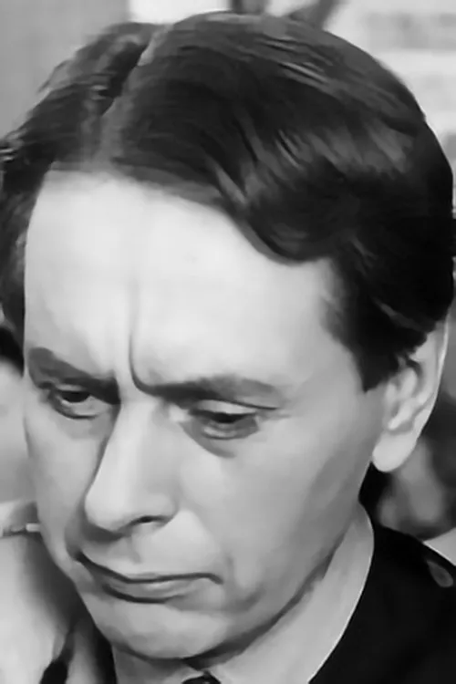 Felix Bowness ha trabajado con John M. East en 2 ocasiones