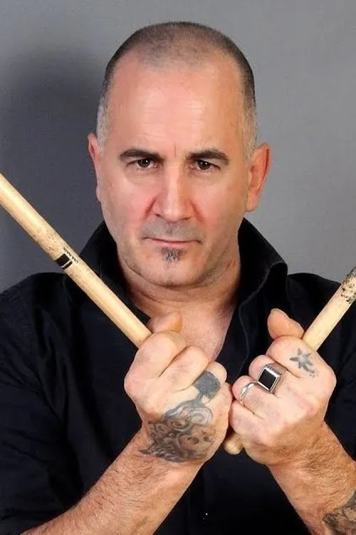 John Macaluso interpretando a Drums
