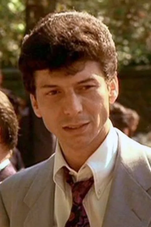 John Martino interpretando a Vic