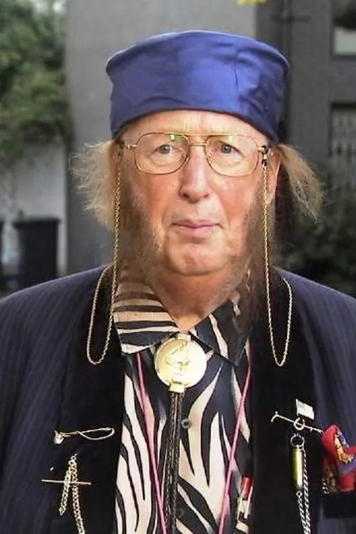 John McCririck interpretando a 