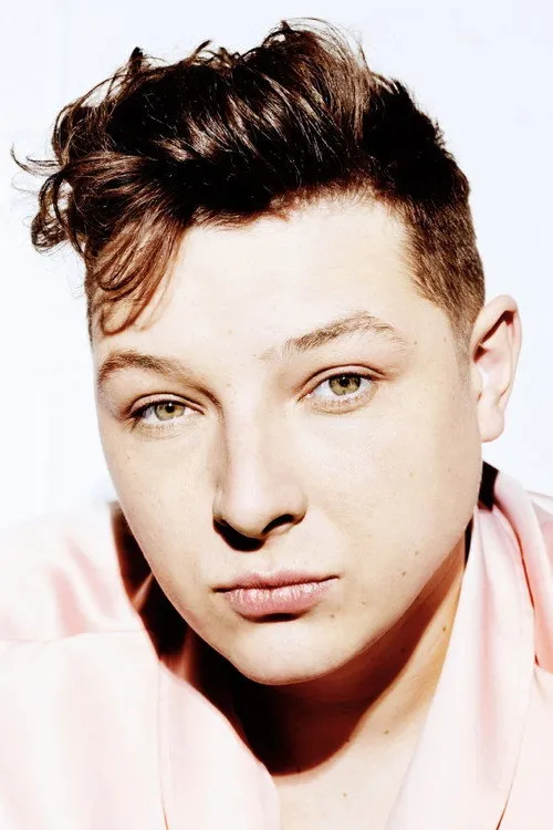 John Newman interpretando a Himself