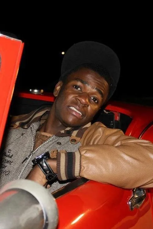 John Nyambi interpretando a Cuma