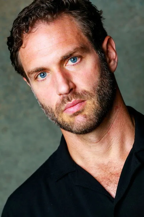 John Palmer interpretando a Spencer