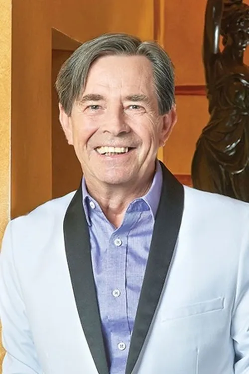 John Paul Young interpretando a Mr. Hickey