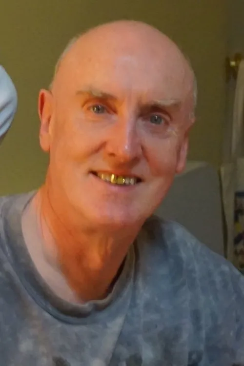 John Rogan interpretando a Mr. Carroll