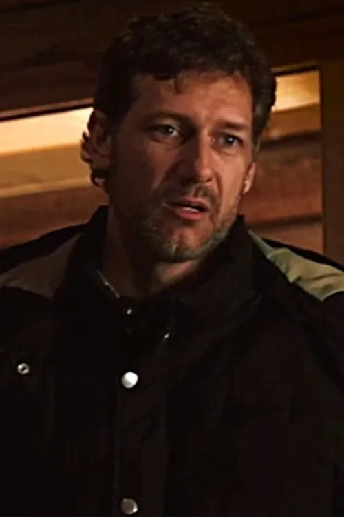 John Scuderi interpretando a the Stranger