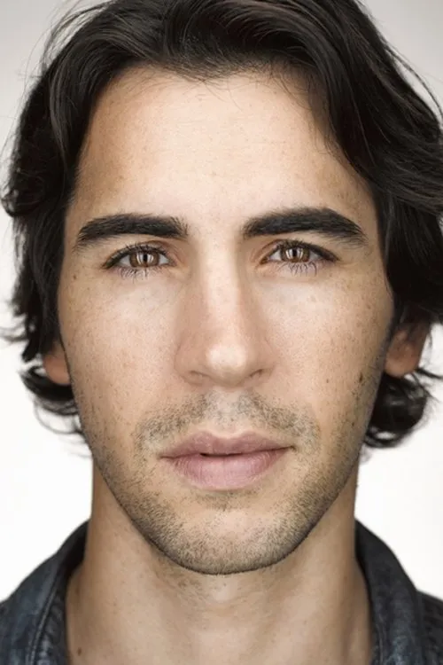 John Shartzer interpretando a