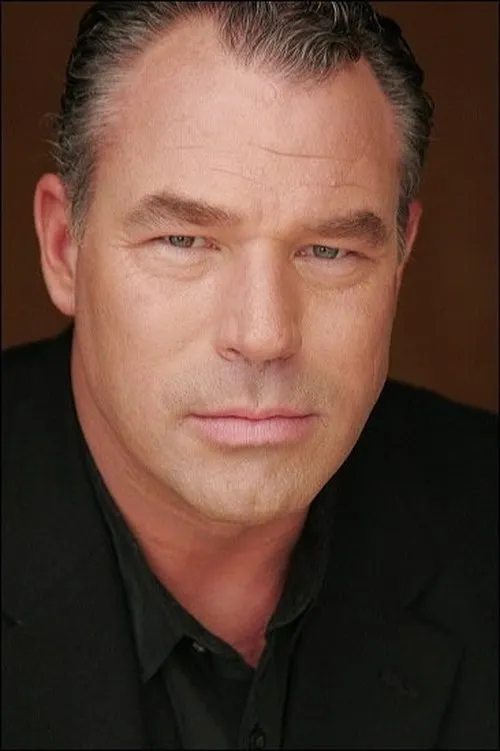 John Shumski interpretando a Game Warden