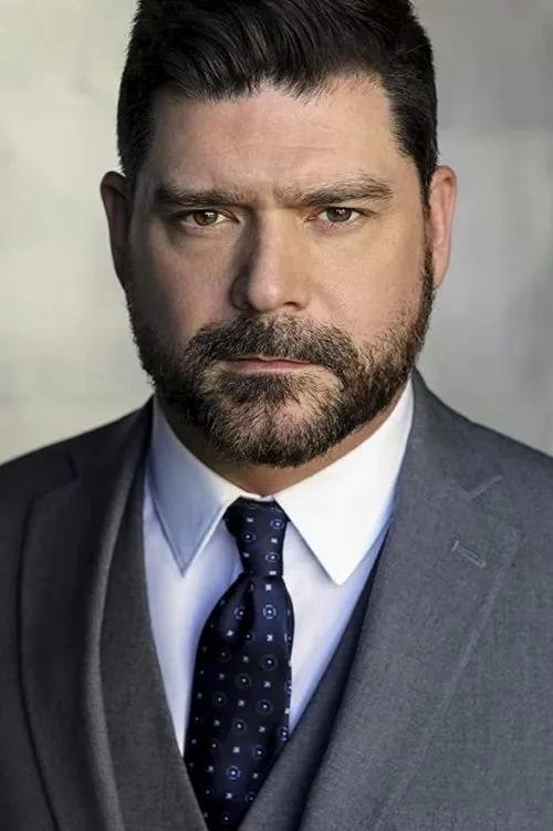 John T. Woods interpretando a Sergeant