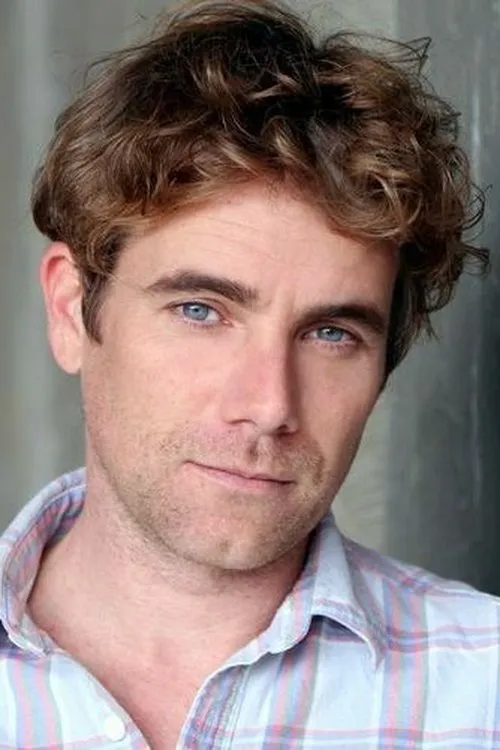 John White interpretando a Johnny