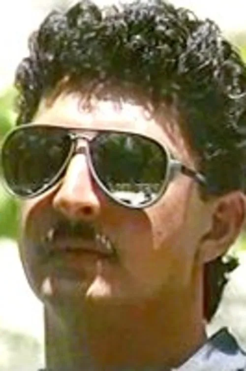 John Wright interpretando a