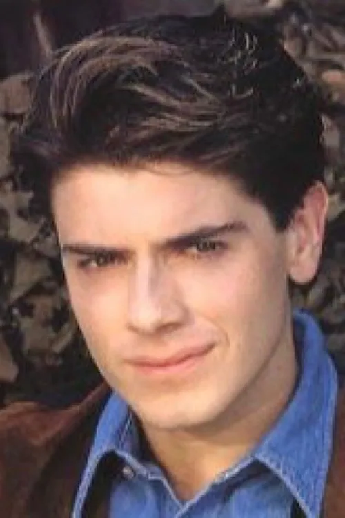 Johnny Casio interpretando a (archive footage)