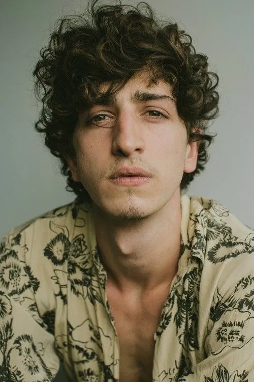 Johnny Massaro interpretando a Gabriel Aragão