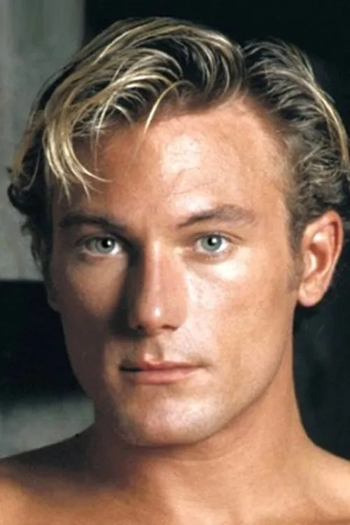 Johnny Rey interpretando a 