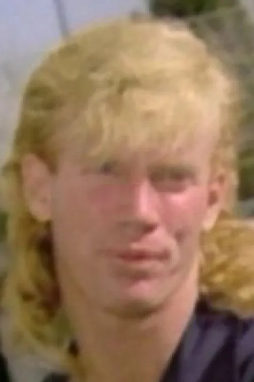 Johnny Warner interpretando a