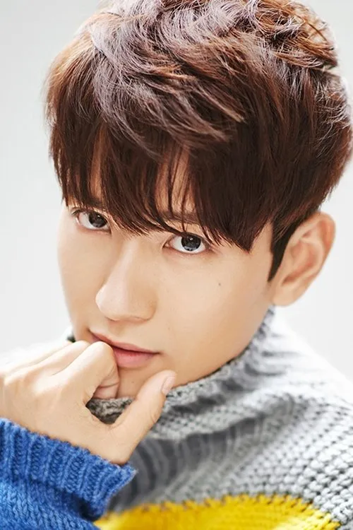 Johnny Zhang interpretando a ??