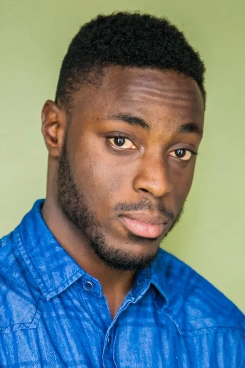 Jolly Amoako interpretando a Charles