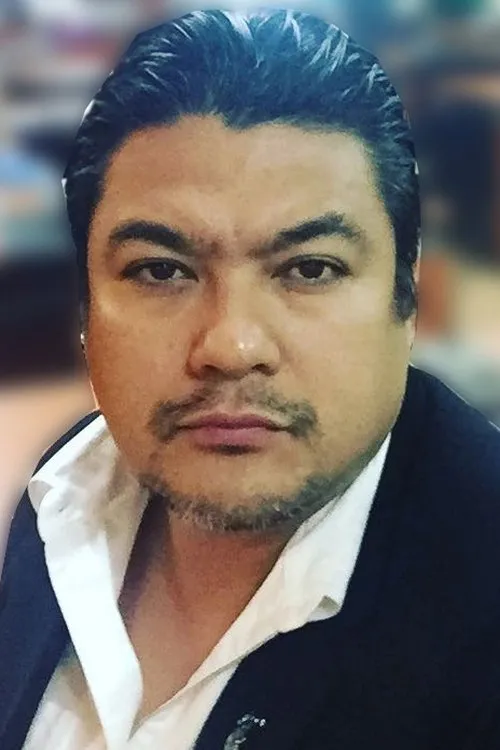 Jomari Yllana interpretando a Bert