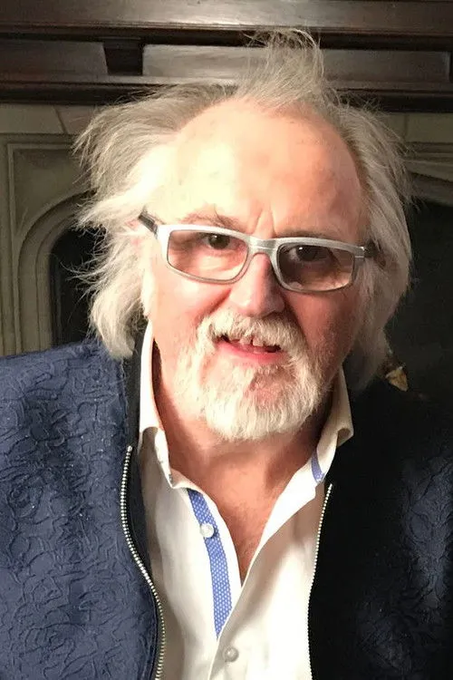 Jon Brewer interpretando a Self