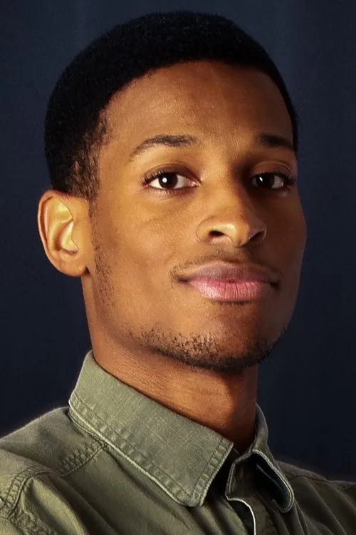 Jon Brown interpretando a Marcus Jackson