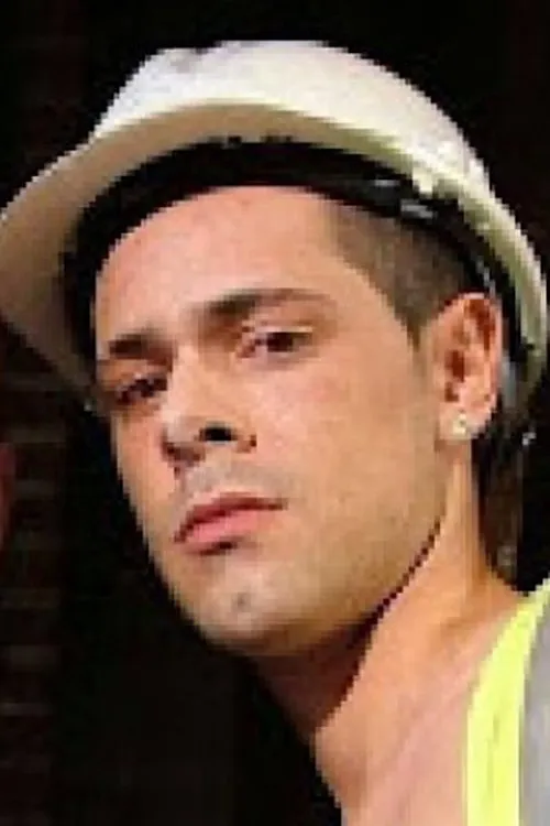 Jon Elliot interpretando a