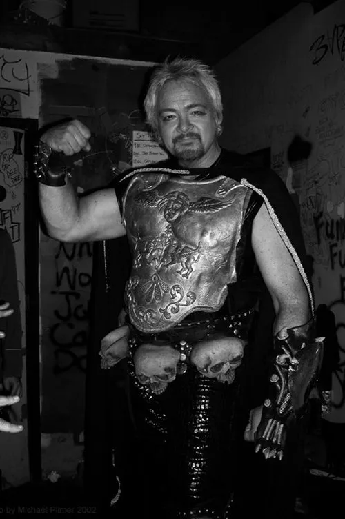 Jon Mikl Thor interpretando a Tony Washington