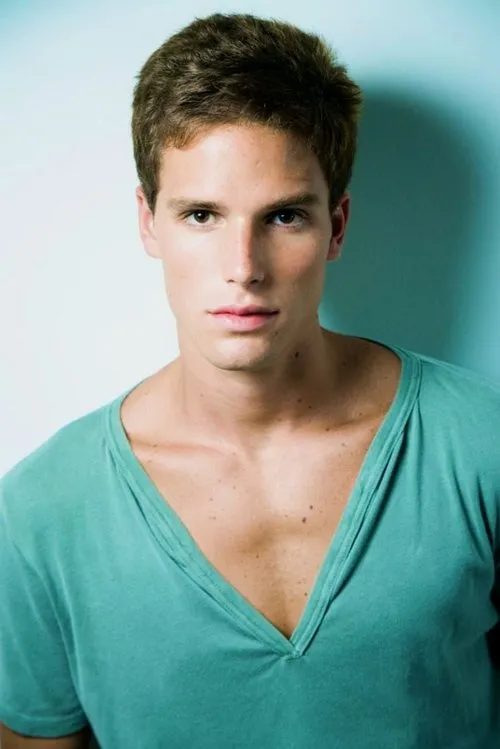 Jonatas Faro interpretando a Eduardo (Jovem)