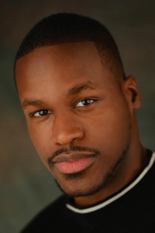 Jonathan Auguste interpretando a Tim