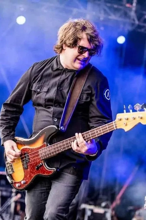 Jonathan Noyce interpretando a Himself