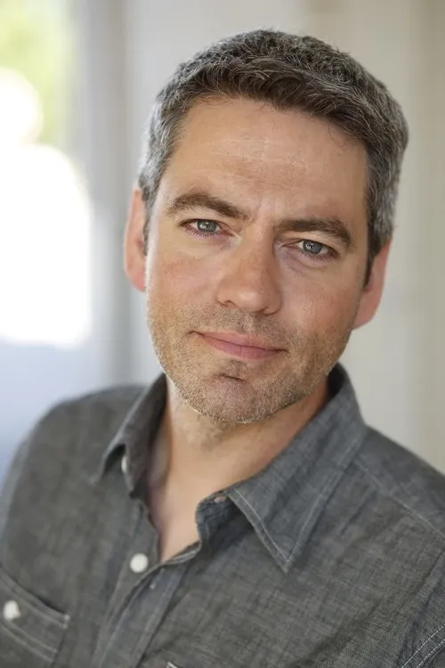 Jonathan Riggs interpretando a Pastor Randy