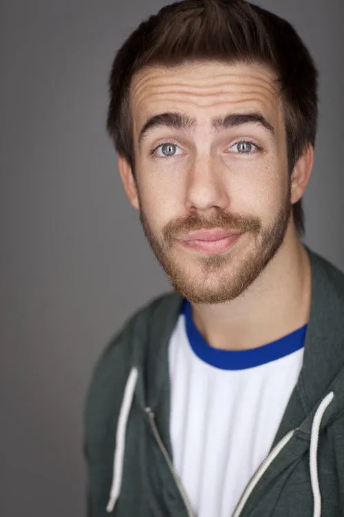 Jonathan Sanders interpretando a Barry