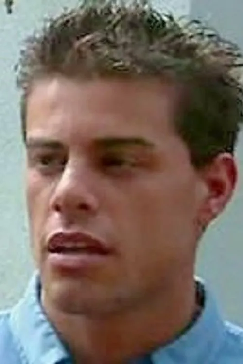 Jonathan Simms interpretando a 