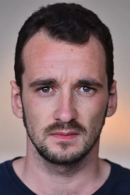 Jonathan Turnbull interpretando a