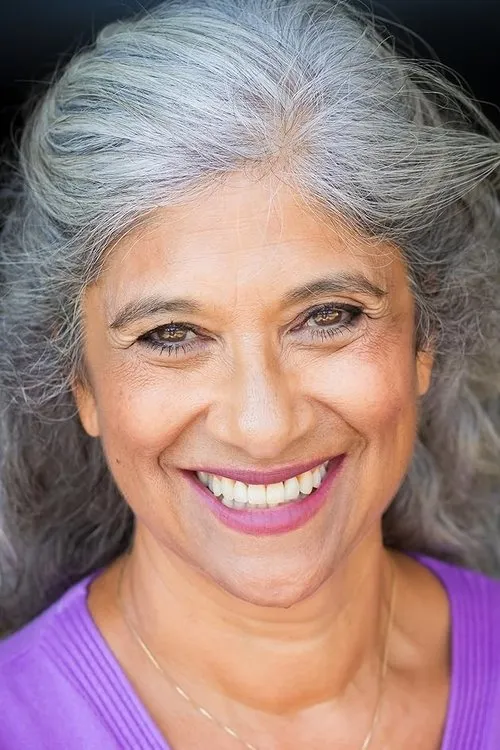 Jonée B. Shady interpretando a Female Reporter 2 (as Jonee B. Shady)