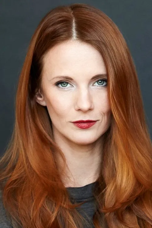 Jonelle Gunderson interpretando a Duchess Adriana