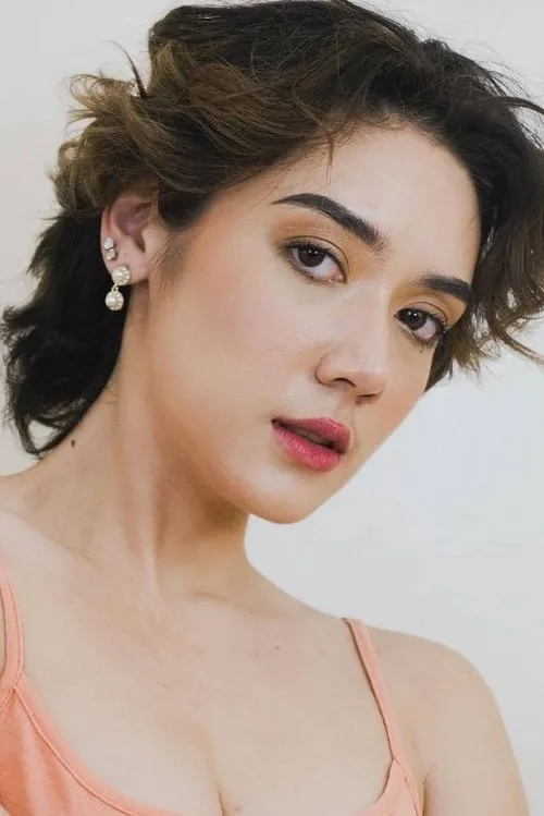 Joni McNab interpretando a Shiela