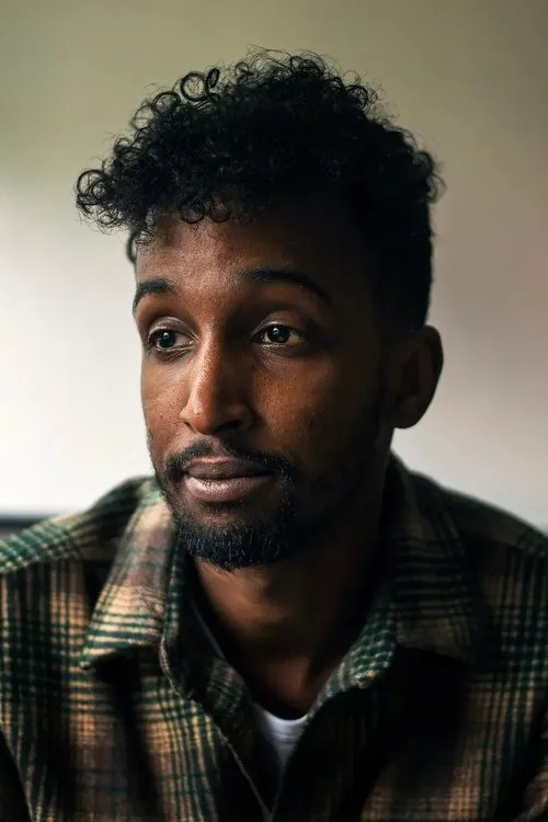 Jonis Josef interpretando a Leon