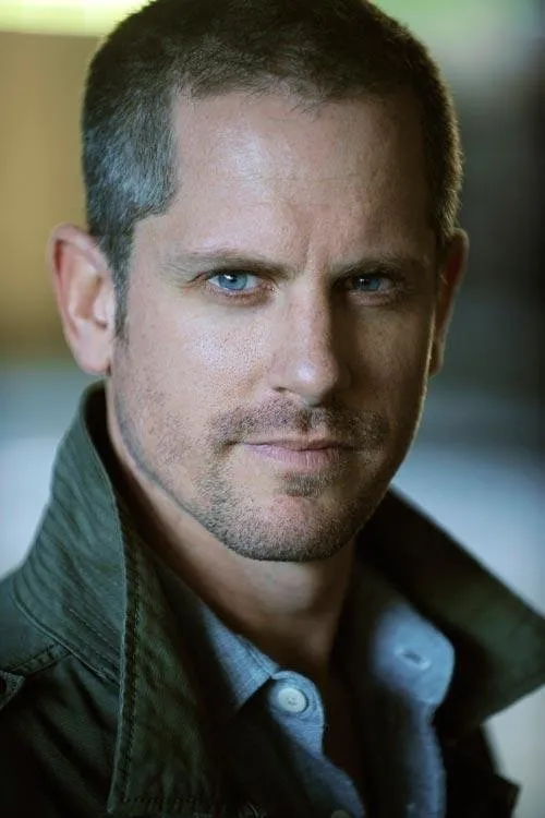 Jonno Roberts interpretando a Jake Hunt