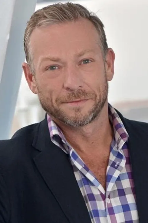 Jonson Wilkinson interpretando a Neil