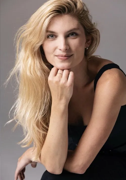 Jordan Block interpretando a Jacquelyn Newell