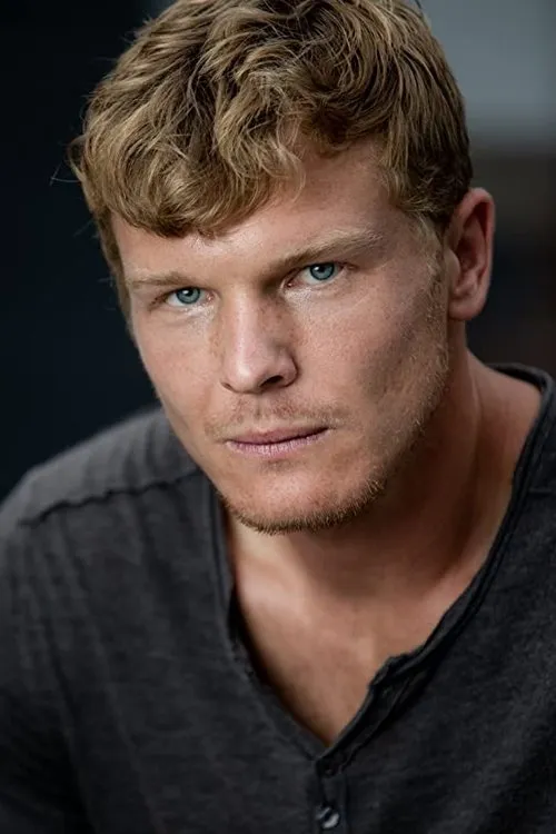 Jordan Cox interpretando a Beau Hayes